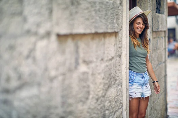 海辺の休暇中の美しい日に旧市街の若い女の子 観光客 — ストック写真