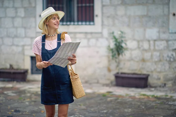 Mutlu kadın tatilde Haritadaki güzel şehir sokağında eğleniyor