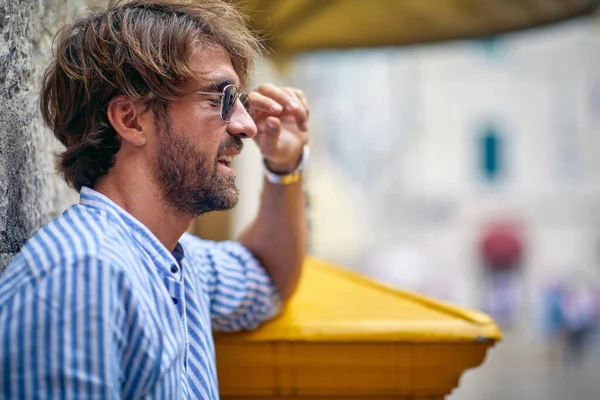 Close Young Man Old City Beautiful Day Vacation Seaside Vacation — Stock fotografie