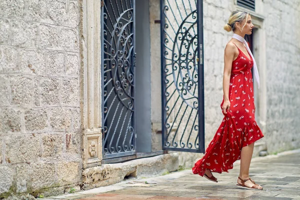 Beautiful Blonde Woman Walking Out Street Door Wavy Red Dress — Stockfoto