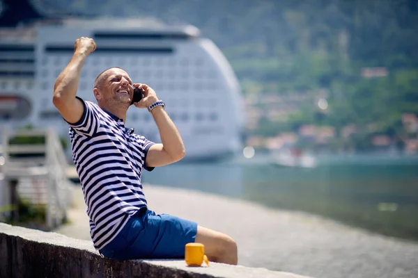 Man Feeling Victorious Cheering While Talking Phone Sitting Deck Nature — Stok Foto