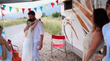 Düğün gününü doğadaki, partideki, sıradan arkadaşlarla kutluyoruz.