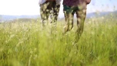 Bir grup insan çayırda koşuyor. Spor, çimen, koşmak, sağlıklı yaşam tarzı konsepti. 