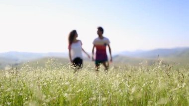 Bir grup insan çayırda koşuyor. Spor, çimen, koşmak, sağlıklı yaşam tarzı konsepti. 