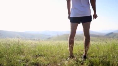 Çayır üzerinde koşan bir sporcu. Spor, çimen, koşmak, sağlıklı yaşam tarzı konsepti. 