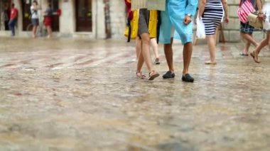 Genç çiftin ayak sesleri, yağmurlu bir günde deniz kenarında eski kenti geziyor. Tatil, turist, ilişki, deniz kenarı. 