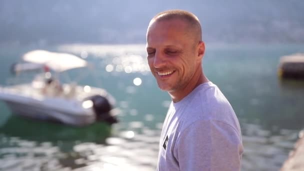 Man Met Een Grote Glimlach Bij Oceaan Boot Gelukkig Glimlachen — Stockvideo