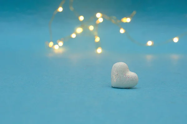 Λευκή Καρδιά Απομονωμένη Μπλε Φόντο Χωρίς Φώτα Εστίασης — Φωτογραφία Αρχείου