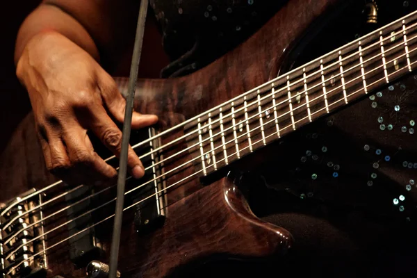 Грав на бас гітарі — стокове фото