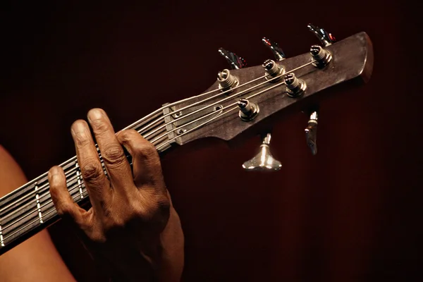 Tocando guitarra baixo — Fotografia de Stock