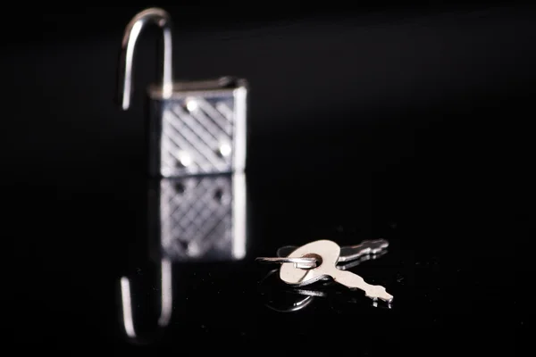 Bir anahtarla Asma kilit — Stok fotoğraf