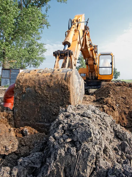 Excavadora cava un agujero — Foto de Stock