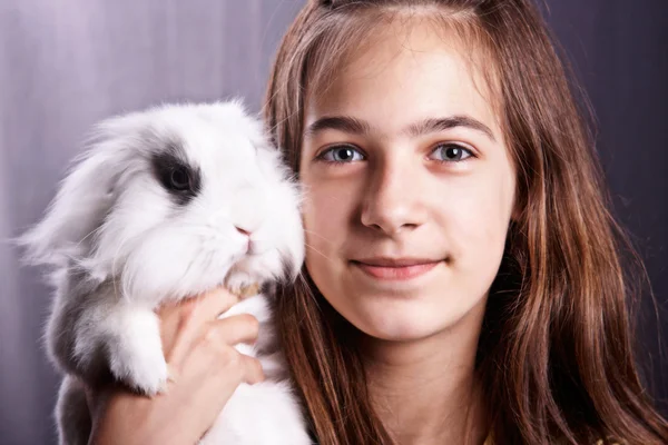 Chica con un conejo — Foto de Stock