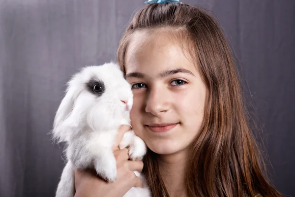 Menina com um coelho — Fotografia de Stock