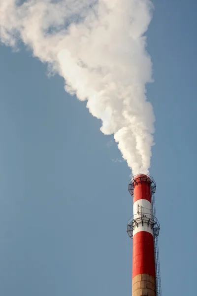 Fabriek schoorstenen — Stockfoto