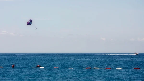 Parachuting at sea — Stock Photo, Image