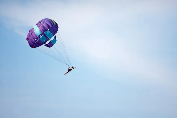 Parachutespringen op zee — Stockfoto