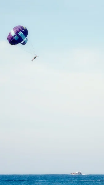 Parachutespringen op zee — Stockfoto