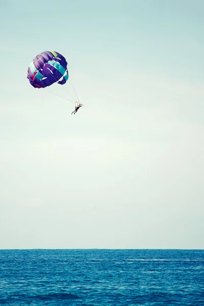 Parachutespringen op zee — Stockfoto