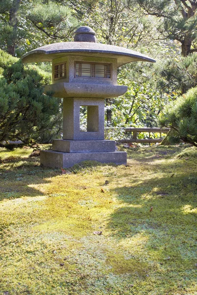 Japanse stenen lantaarn — Stockfoto