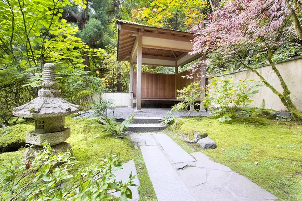 Japanse tuin theehuis met stenen lantaarn — Stockfoto
