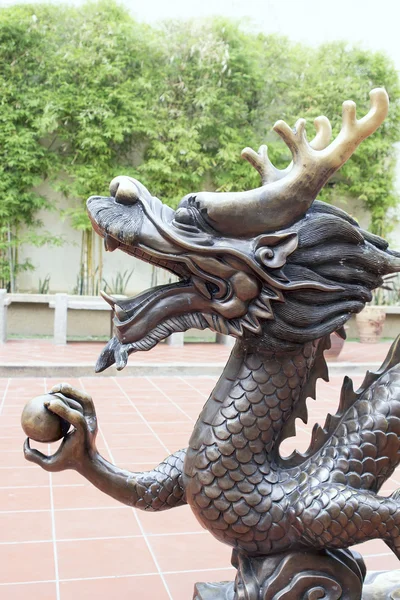 Bronzeskulptur Drache Nahaufnahme — Stockfoto