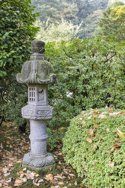 Japanse stenen lantaarn in tuin — Stockfoto