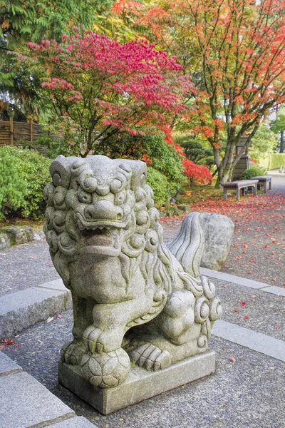 Japán Komainu férfi Foo kutya szobor — Stock Fotó