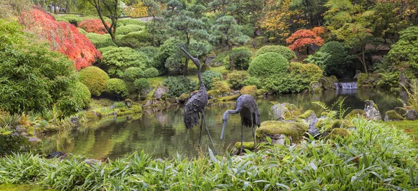 Japanse Bronzen kranen sculptuur van vijver — Stockfoto