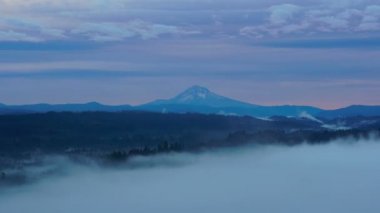 Yüksek çözünürlüklü 4k hızlandırılmış bulutların Jonsrud 'dan Oregon Dağı ve Sandy Nehri Vadisi' nin üzerinde yuvarlanışının filmi. Gün doğumunda sisli bir sabah, ABD UHD