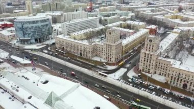 : Minsk, Belarus - 15 Ocak 2019 - Kışın şehrin merkezi. Tren istasyonu görüntüsü