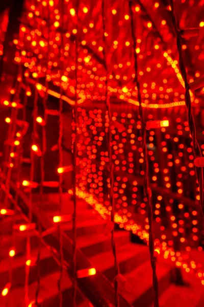 Ярко Красные Рождественские Огни Лестнице Выборочный Фокус Вертикальный Выстрел — стоковое фото
