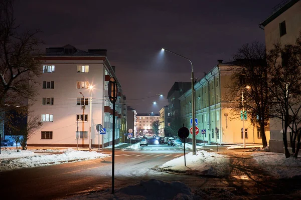 Minsk, Belarus - 22 Ocak 2021 - Şehir merkezinde sakin bir cadde