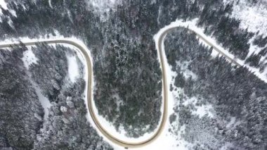 Dağlardaki güzel dolambaçlı yol. Yukarıdan kış manzarası. Serpentine görünümü