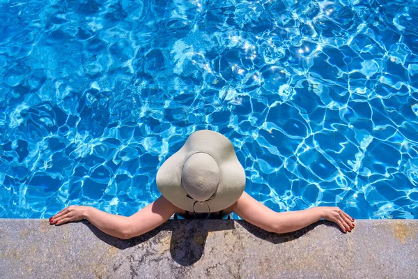 Una Chica Con Sombrero Está Descansando Una Hermosa Piscina Concepto — Foto de Stock