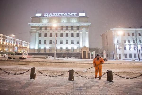Minsk Belarus Aralık 2012 Bir Işçi Gece Yarısı Minsk Caddesinde — Stok fotoğraf