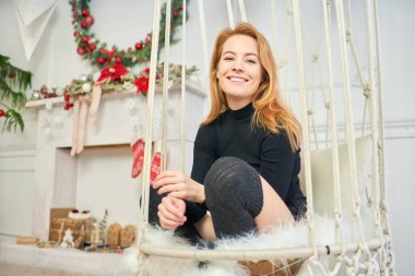 Yeni yıl tatilinde kameraya poz veren kızıl saçlı kız.