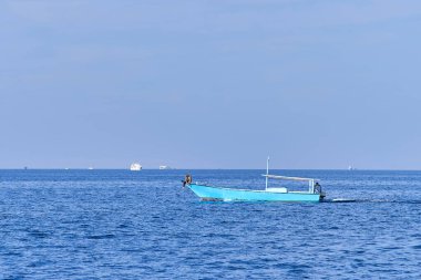 Hurghada, Mısır - 15 Mart 2021 - Küçük balıkçı teknesi Hurghada marinasına döndü