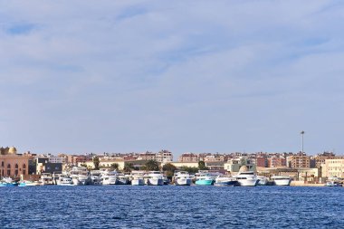 Hurghada, Mısır - 15 Mart 2021 - şehrin yakınındaki sahil şeridi manzarası