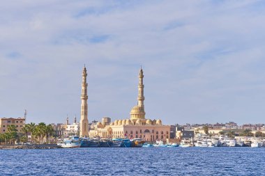 Hurghada, Mısır - 15 Mart 2021 - Kızıl denizden ünlü El Mina Mescidi 'ne manzara