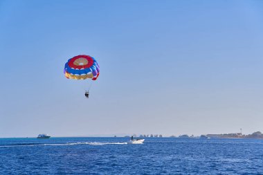 Hurghada, Mısır - 15 Mart 2021 - Turistler tatil sırasında deniz kıyısındaki tatil beldesinde dinleniyorlar