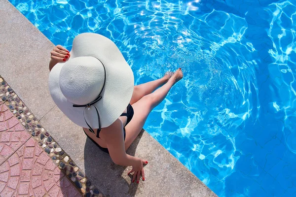 Ein Schönes Junges Mädchen Entspannt Sich Während Ihres Urlaubs Pool Stockbild