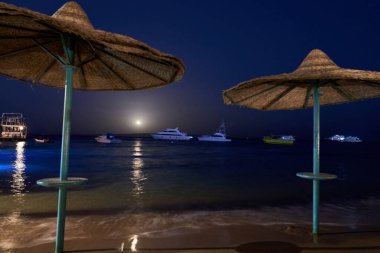 Hurghada, Mısır - 14 Mart 2021 - Deniz kıyısı ve ayın gece fotoğrafı