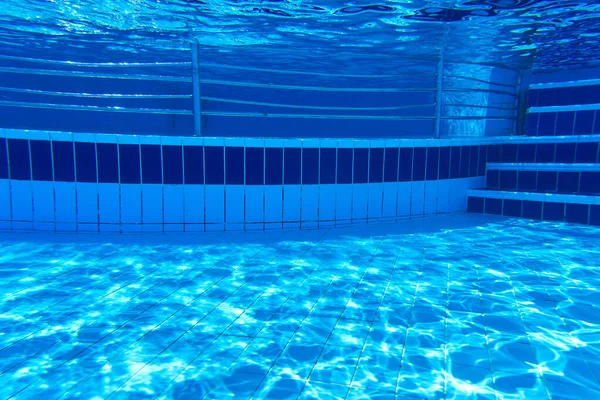 Parte Subacquea Della Piscina Con Piastrelle Riflessi Sul Fondo — Foto Stock