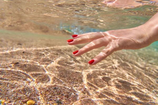 Ženská Ruka Pod Vodou Pozadí Krásné Pláže Červeném Moři Koncept — Stock fotografie