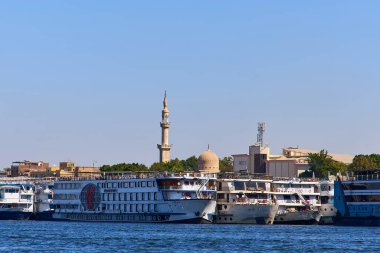 Luxor, Mısır - 30 Ocak 2021 - Covid kısıtlamaları sırasında, gemiler iskeleye demirlenir ve turistleri taşımazlar