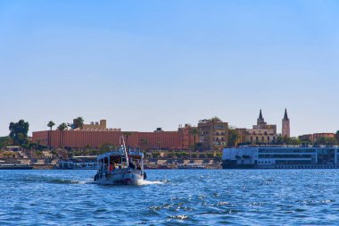 Luxor, Mısır - 30 Ocak 2021 - Turistli bir tekne Nil Nehri 'nde yüzüyor. Krallar Vadisi 'ne bir gezi.