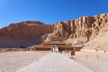 Luxor, Mısır - 30 Ocak 2021 - Mısır Krallar Vadisi 'ndeki Shatshepsut Tapınağı