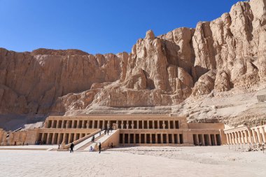 Luxor, Mısır 'daki Morg Tapınağı' nın antik kalıntıları.