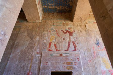 Klasik Mısır hiyeroglifleri. Mısır 'daki Hatshepsut tapınağındaki bir binanın parçası.